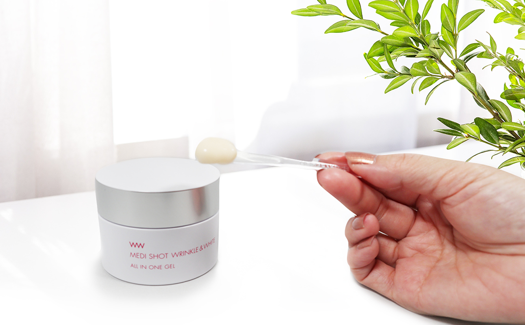Meishoku Универсальный крем-гель для ухода за зрелой кожей 8в1 Medi Shot Wrinkle & White All In One Gel (75 г) - JapanTrading