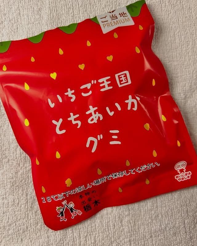 UHA Желейные конфеты с клубникой Ichigo Ōkoku Tochi-Aika Gummy (40 г) - JapanTrading